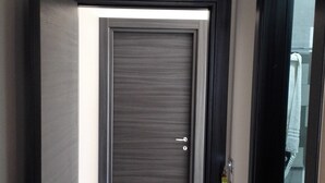 A hallway with a closed door, an open door, and an air conditioning unit on the wall. - Samanà Bed (Porto Cesareo)