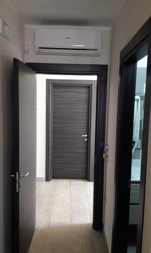 Een bureau, beddengoed