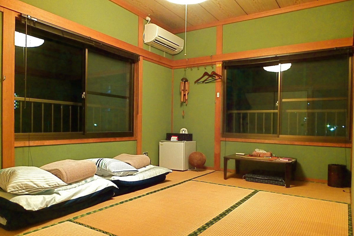 Basic Twin Room, Shared Bathroom | Desk, laptop workspace, iron/ironing board, free WiFi