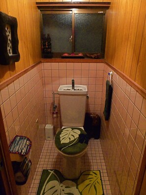 Separate tub and shower, hydromassage showerhead, hair dryer, slippers - Aoshima Guesthouse Hooju - Hostel (Miyazaki)