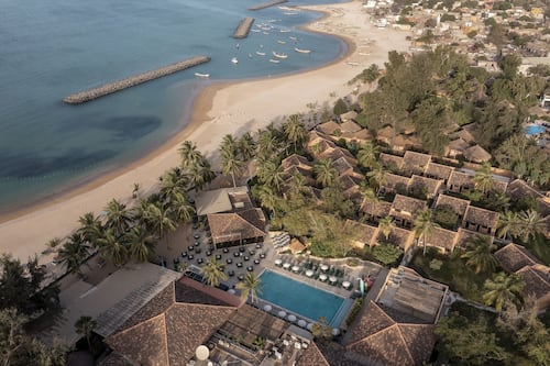 Plage privée, chaises longues, parasols, serviettes de plage
