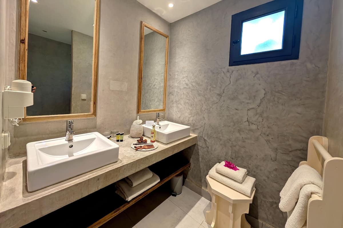 Svit Club - havsutsikt | Badrum | Dusch, gratis toalettartiklar, hÄrtork och handdukar