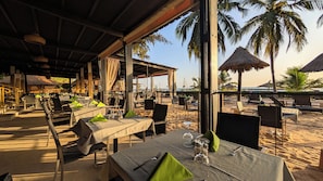 3 restaurants, lunch, dinner served; international cuisine