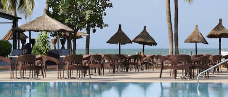 2 piscines extérieures, parasols de plage, chaises longues