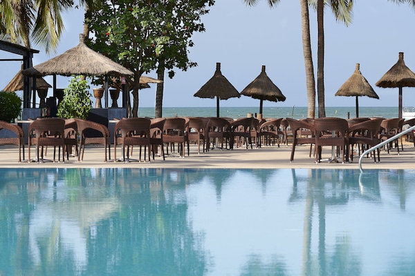 2 piscines extérieures, parasols de plage, chaises longues