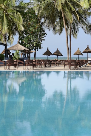 2 piscinas al aire libre, sombrillas, sillones reclinables de piscina