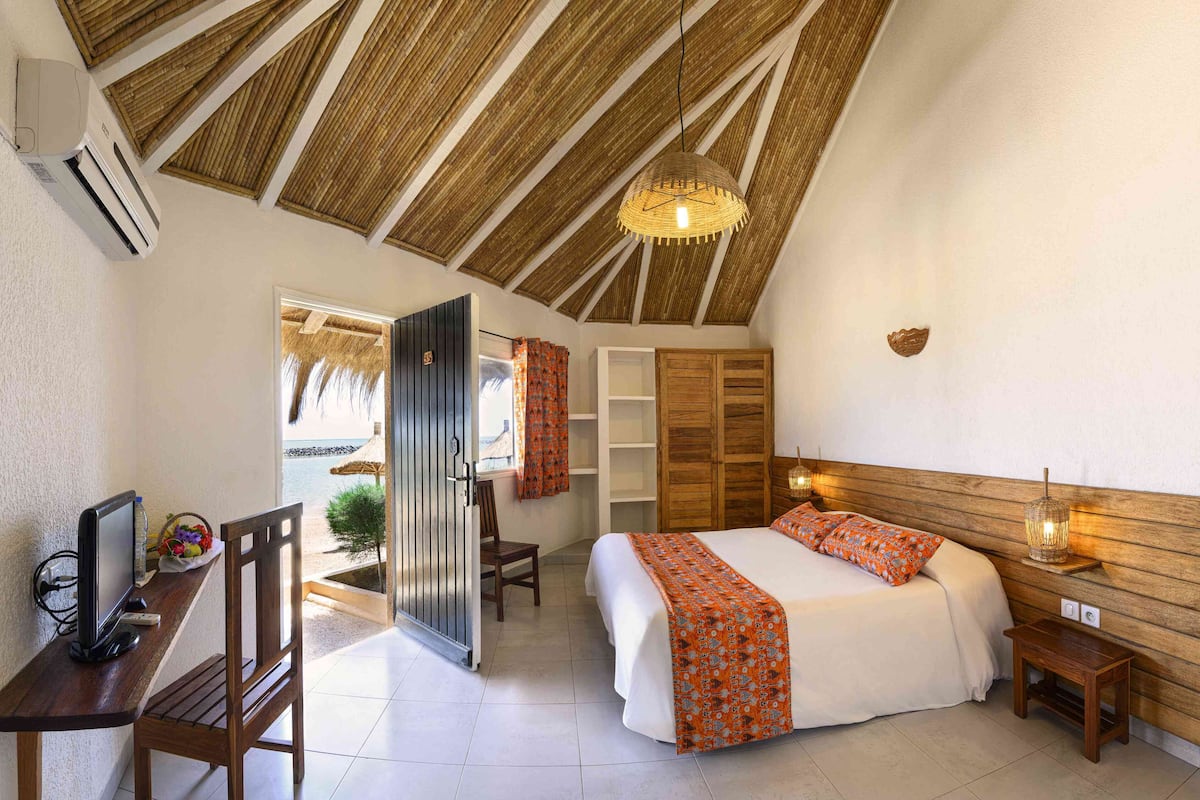 Premium bedding, in-room safe, desk, blackout curtains