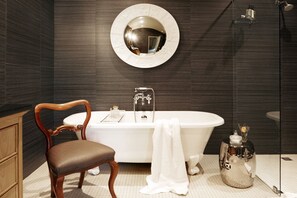 Deep soaking tub, free toiletries, hair dryer, bathrobes - La Clé Village (Franschhoek)