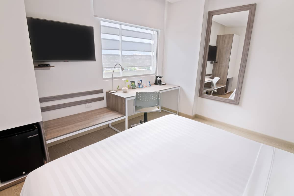 standard room | minibar, in-room safe, desk, laptop workspace