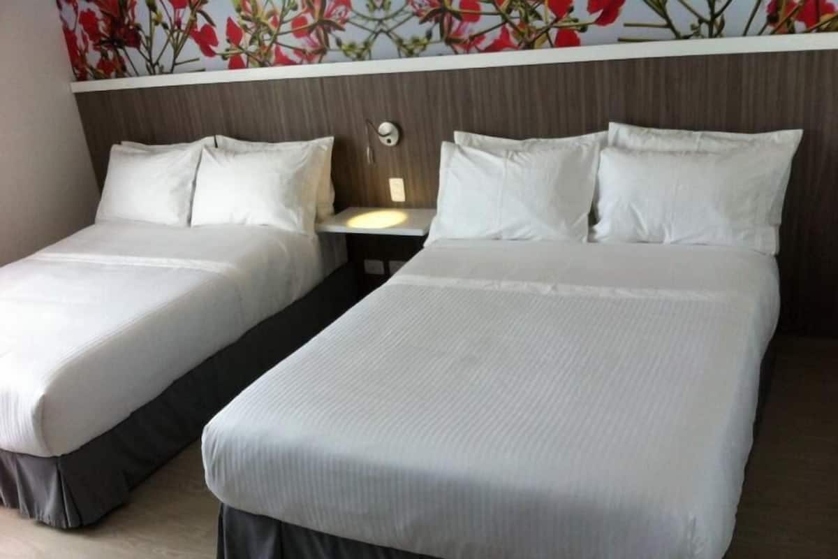 Minibar, brankas, meja kerja, dan ruang kerja ramah laptop