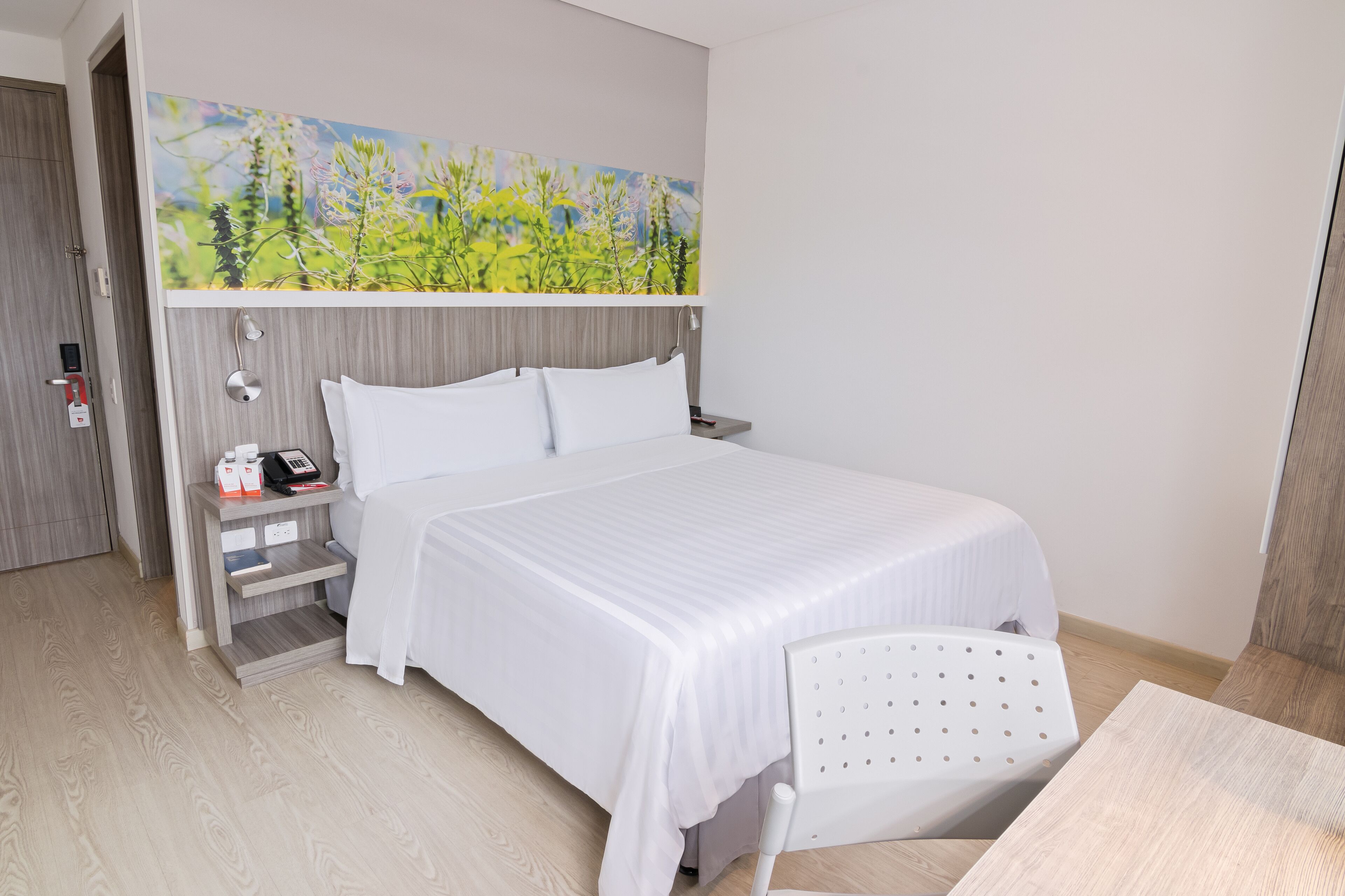 standard room | minibar, in-room safe, desk, laptop workspace