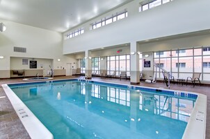 Una piscina cubierta