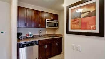 Estudio, 1 cama King size | Cocina privada | Refrigerador con congelador, microondas y utensilios de cocina