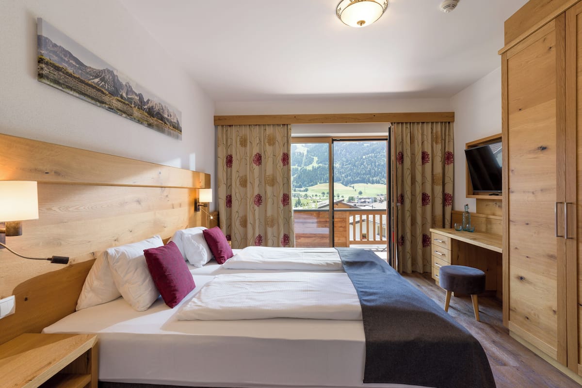 1 bedroom, hypo-allergenic bedding, in-room safe, desk