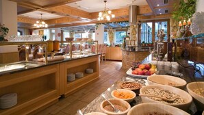 Un espace buffet proposant divers plats et des bols de céréales.