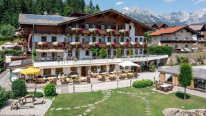 Un hôtel doté d’un café, d’une terrasse et offrant une vue sur les montagnes.