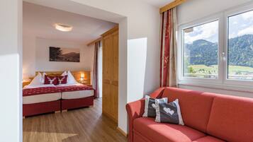 Allergivenligt sengetøj, pengeskab på værelset, skrivebord