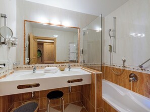 Comfort Suite, Balcony | Bathroom | Eco-friendly toiletries, hair dryer, towels - Hotel Alpenpanorama (Soell)
