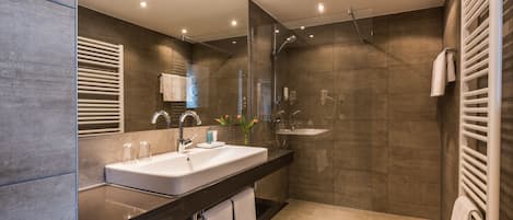 Suite junior | Baño | Regadera, amenidades de baño gratuitas, secadora de cabello, toallas