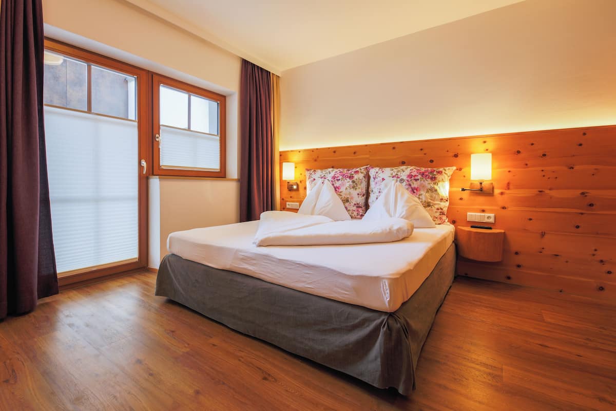 Comfort Suite, 1 Bedroom, Balcony (zur Gemütlichkeit) | 1 bedroom, hypo-allergenic bedding, down duvets, in-room safe