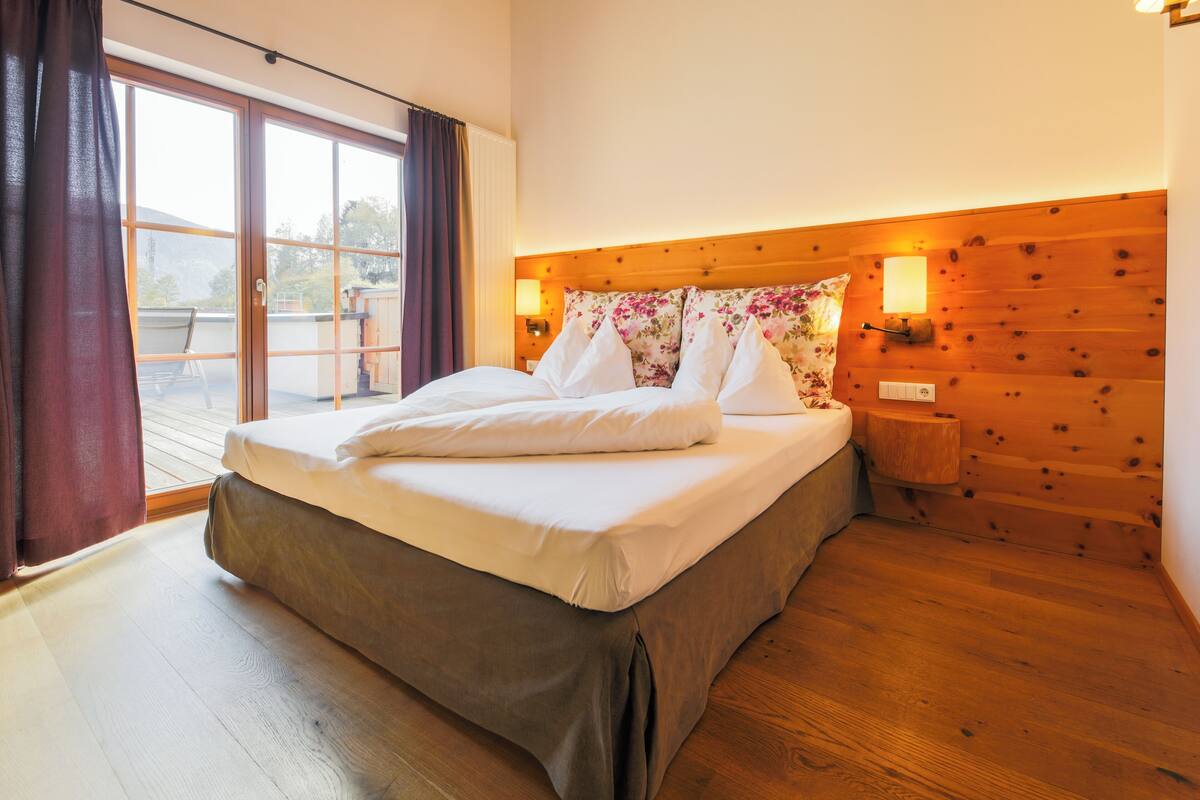 deluxe suite, 2 bedrooms, sauna (zur lebensfreude mit sauna) | 1 bedroom, hypo-allergenic bedding, down duvets, in-room safe