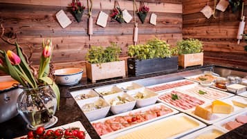 Tägliches Frühstücksbuffet (25 EUR pro Person)