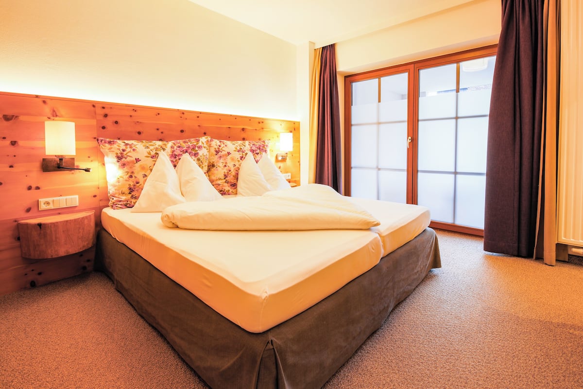 Suite, 1 Bedroom, Balcony (Zur Güte) | 1 bedroom, hypo-allergenic bedding, down duvets, in-room safe