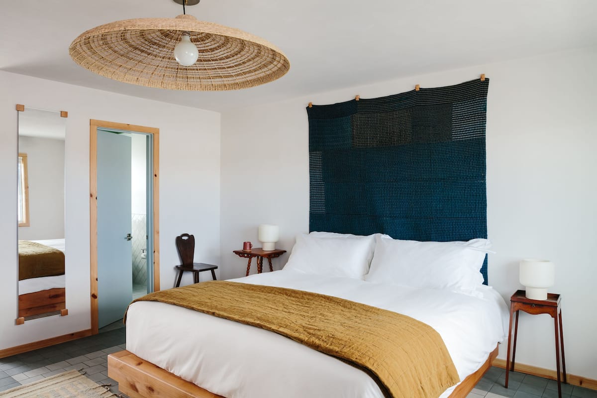 Standard Queen Room | 1 bedroom, desk, iron/ironing board, free WiFi