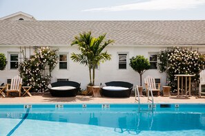 Piscine extérieure, chaises longues