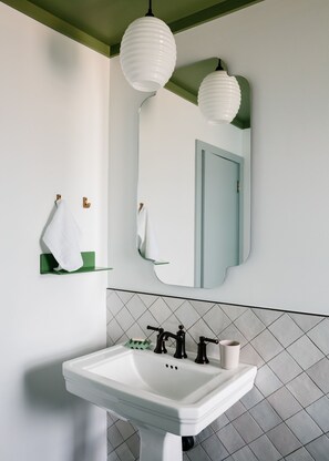 Regadera, amenidades de baño gratuitas, secadora de cabello, toallas 