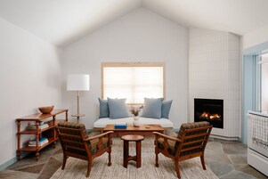 Escritorio, tabla de planchar con plancha, wifi gratis y ropa de cama 