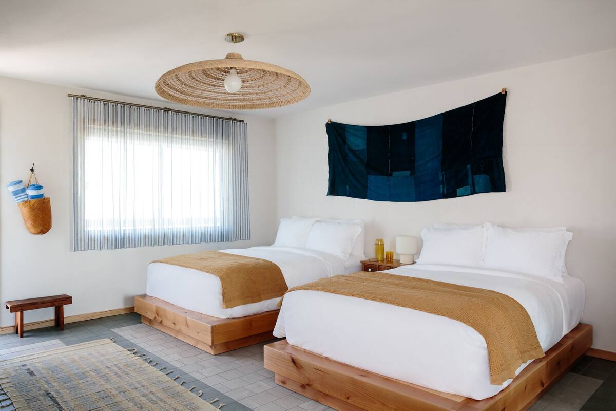 Double Room with Balcony and Kitchen | 書桌、熨斗/熨衣板、免費無線上網、床單
