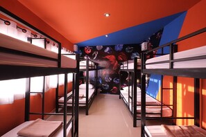 8-bed mixed dormitory room (shared bathroom) | Individueel gedecoreerd, individueel gemeubileerd, gratis wifi
