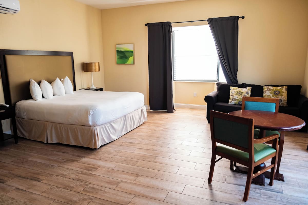 Chambre, 1 très grand lit, non-fumeurs, vue lac | Literie de qualité supérieure, bureau