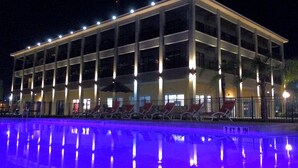 A multi-story hotel with a pool area. - The Citrus on the Lake (Tavares)