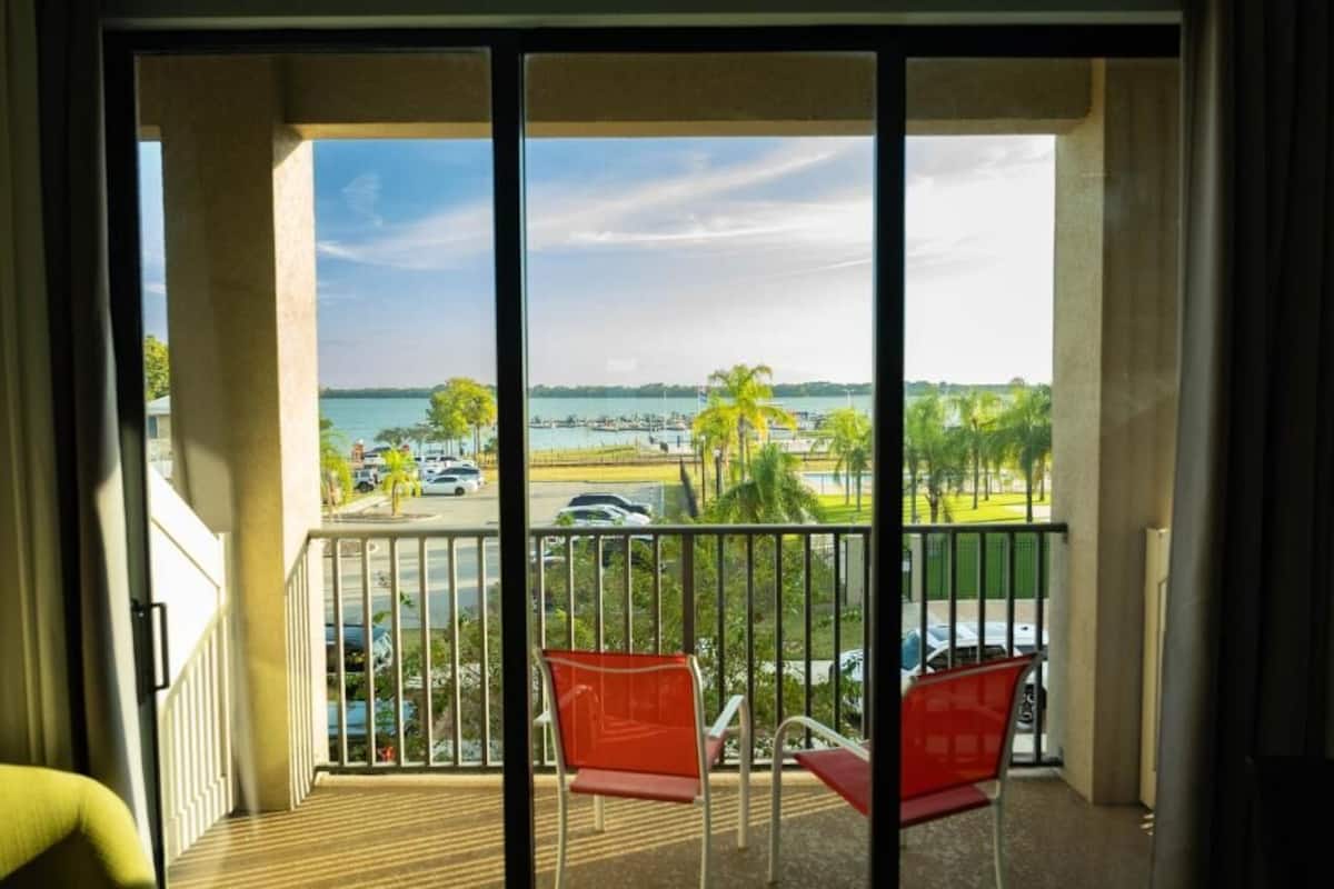 Ein Balkon mit Blick auf einen Yachthafen und ein Gewässer.