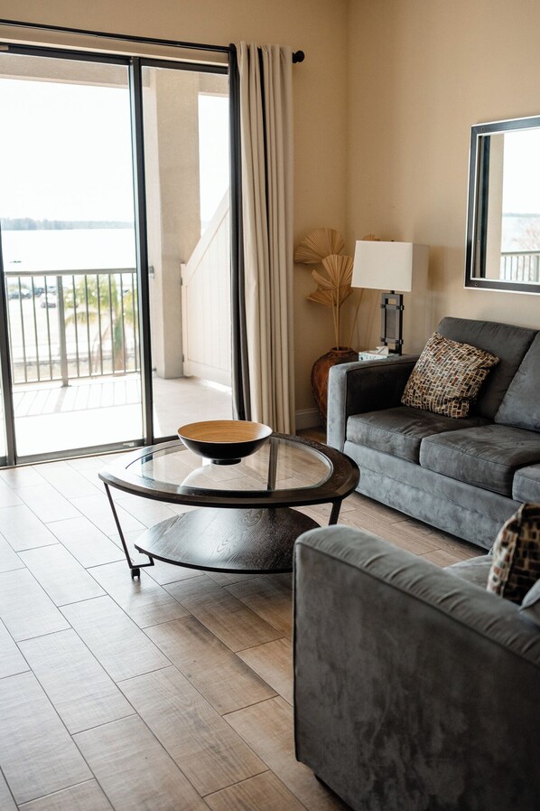 Flat-screen TV - The Citrus on the Lake (Tavares)