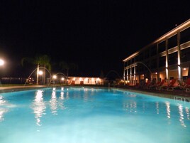 Una piscina al aire libre