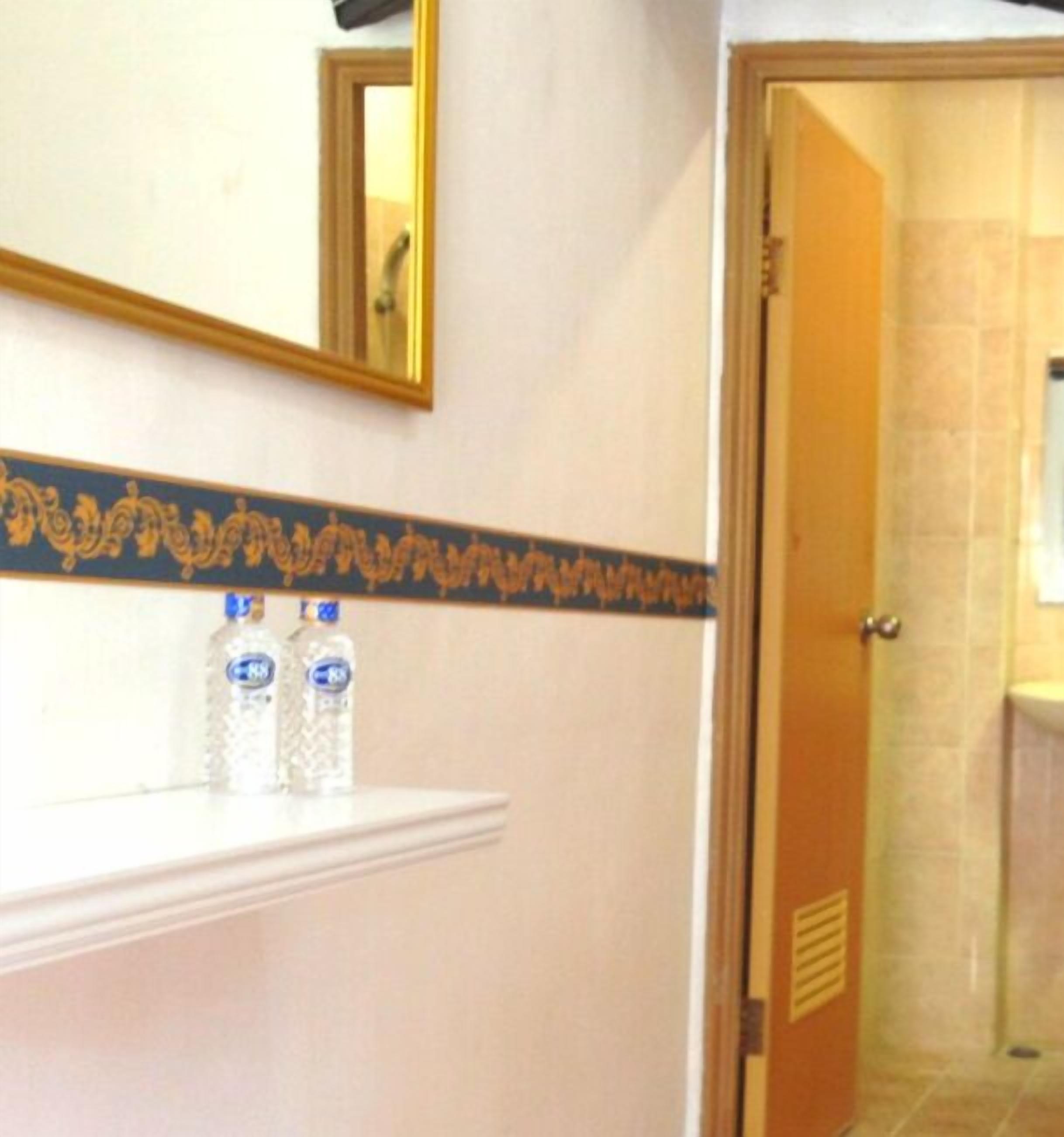 Bathroom | Shower, free toiletries, towels