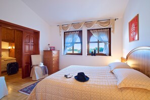 Frette Italian sheets, premium bedding, minibar, in-room safe