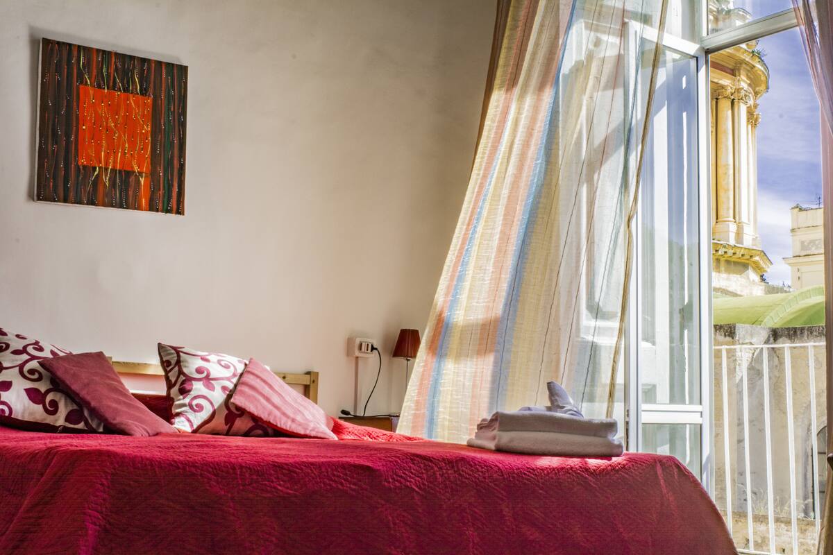 Comfort Room, 1 Bedroom, City View | Down comforters, minibar, in-room safe, desk