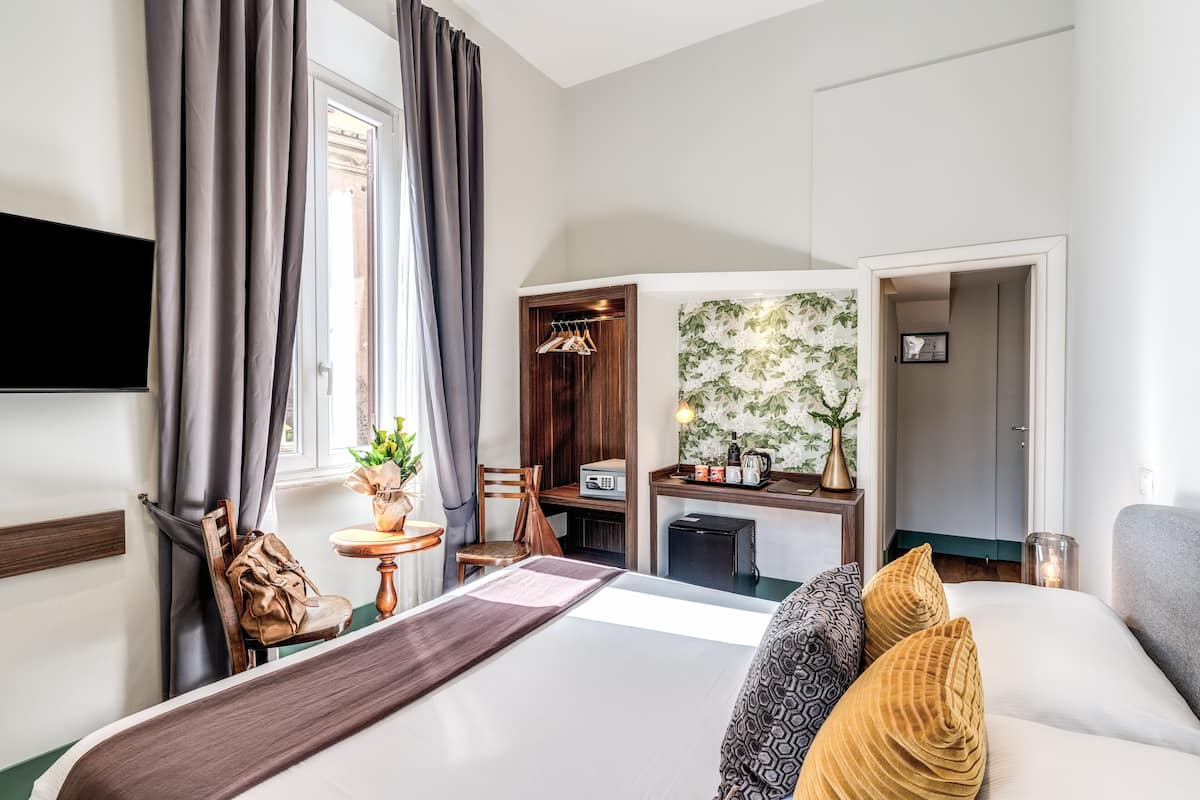 Comfort Room, 1 Double Bed | 2 bedrooms, down comforters, in-room safe, soundproofing