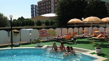 Piscine extérieure (ouverte en saison), parasols de plage