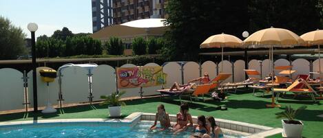 Piscina stagionale all'aperto, ombrelloni da piscina, lettini