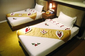 Superior Twin Room | Minibar, desk, blackout drapes, iron/ironing board - Sunny Holiday Hotel (Yangon)