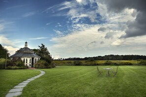 Garden - Jedediah Hawkins Inn (Jamesport)