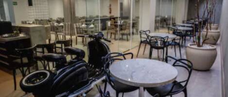 Frukost och lunch serveras, njut av de goda smakerna från fusion-rätter.