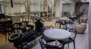 Se sirven desayunos, almuerzos y cenas; cocina fusión