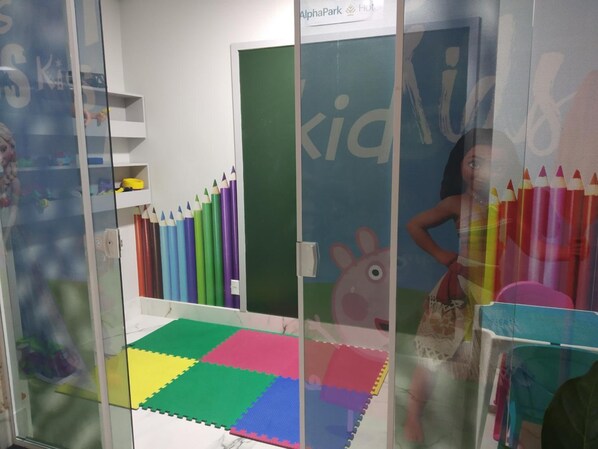 A children's play area with colorful mats and toys. - AlphaPark Hotel (Goiania)