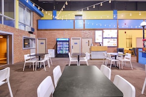 Breakfast, dinner, brunch served; American cuisine - OYO Hotel Goodland KS Hwy 24 (Goodland)